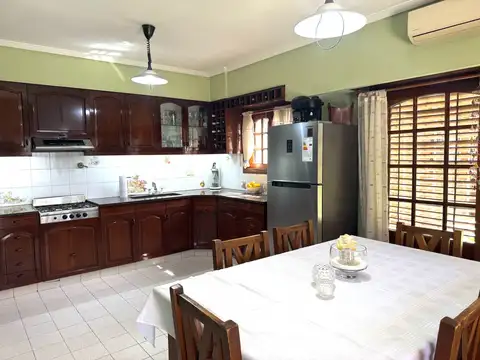 Casa 5 ambientes con 3 baños