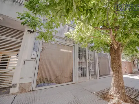 Monoambiente con patio y cochera descubierta en Saavedra