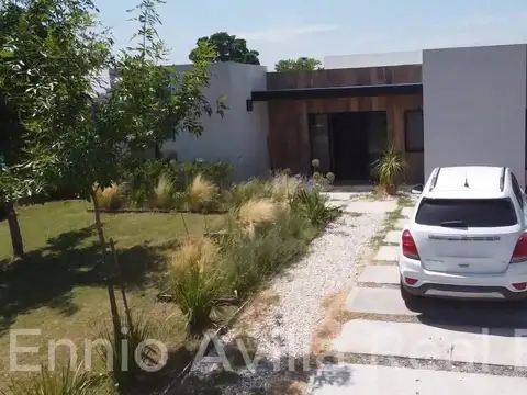 Casa en Santa Lucia - Pilar del Este