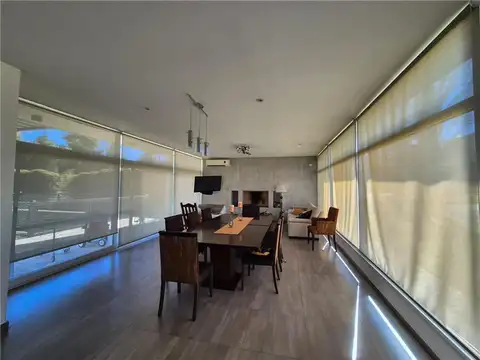 Casa en Alquiler con 3 cocheras