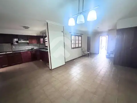 CASA EN PLENO CENTRO - PATIO - 3 DOR. - COCHERA DOBLE