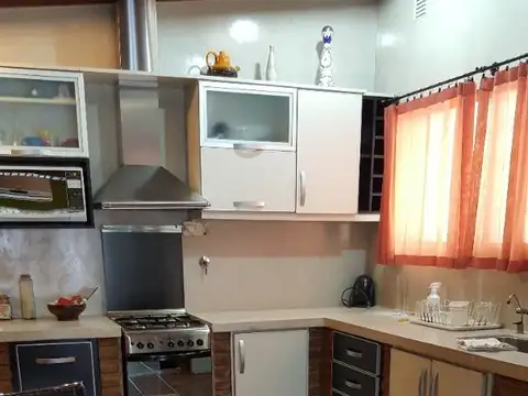 CASA EN VENTA 4 AMBIENTES MTS DE MITRE WILDE