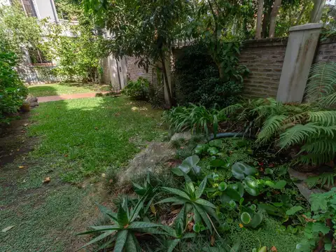 Casa 8 ambientes con 3 baños