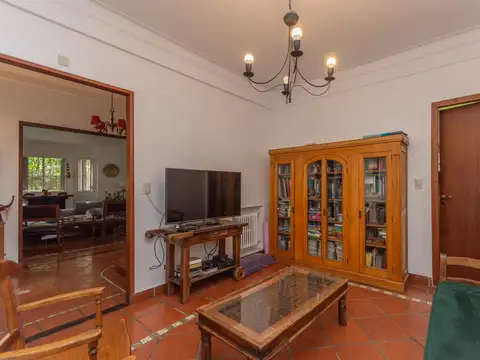 Casa  en venta de 7 ambientes en Vicente Lopez, residencial.