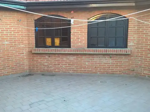 VIVIENDA CHALET 5 AMBIENTES. CON PATIO Y QUINCHO