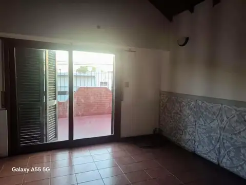 VIVIENDA CHALET 5 AMBIENTES. CON PATIO Y QUINCHO