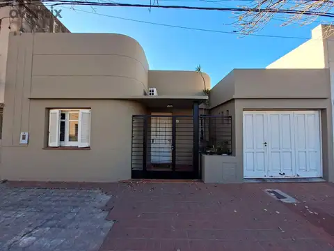 CASA DE 2 DORMITORIOS Y COCHERA EN VENTA - BARRIO ALBERDI