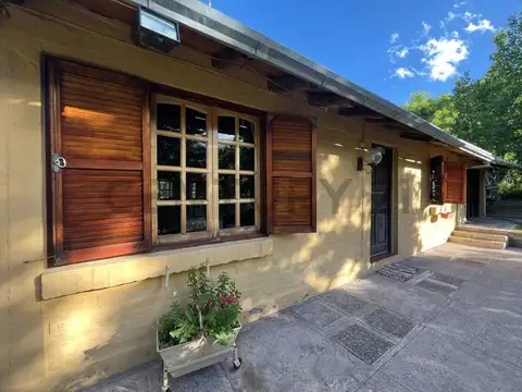 Venta de casa con salon comercial en El Salto Potrerillo