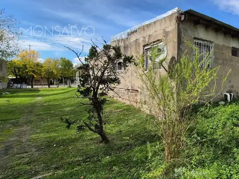 Terreno parquizado sobre calle principal