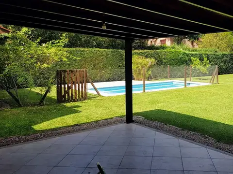 Casa 4 ambientes con 2 baños