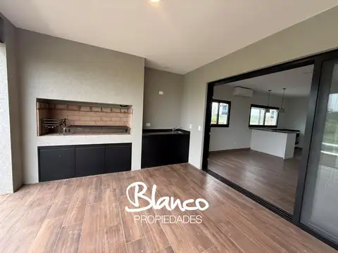 Casa 4 ambientes con 3 baños