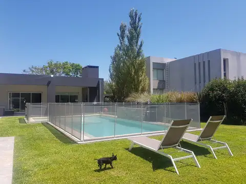 Casa 4 dormitorios en una planta en lote de 1200 m2- Kentucky Club de Campo | Venta