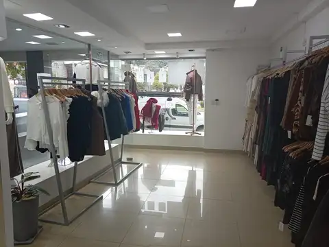 Hermoso Local sobre Av. Reyes Católico frente a ypf shopping