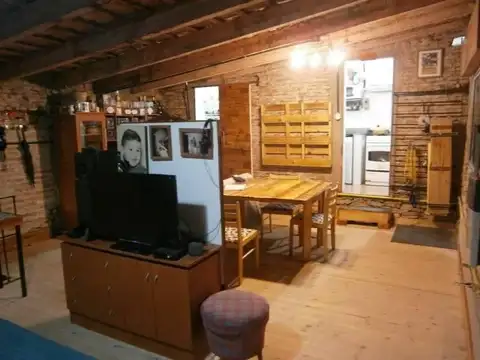 Es una unidad funcional al frente, consta: 1 Depto., 1 coche