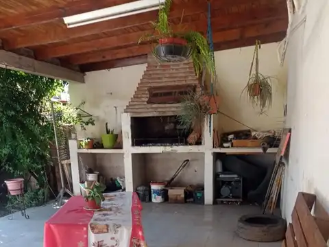 Amplia casa de 4 dorm Patio con quincho