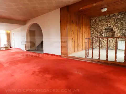 Casa 8 ambientes con 4 baños
