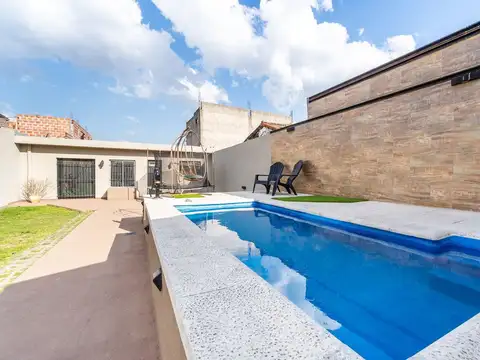 CASA EN VENTA EN BERNAL  PARQUE QUINCHO Y PISCINA