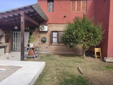 Casa 3 dorm. con pileta granja de funes zona norte