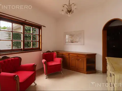CASA EN VENTA DE 5 AMBIENTES CON PARQUE EN MORENO