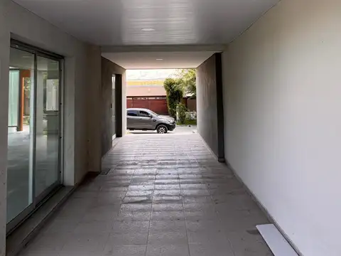 CASA 3 DORM EN TEJAS 4   Cdo 180 - recibo vehículo