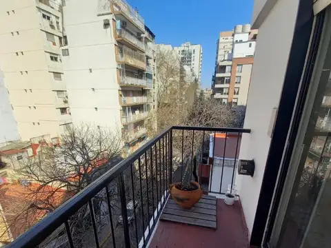Departamento de 2 ambientes con balcon al frente- Almagro