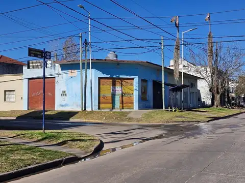 2 Amplio local en esquina sobre Cura Brochero a 200mts Drago