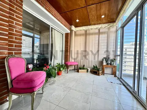 Venta departamento 4 ambientes con gran balcón, dependencia servicio y piscina en Belgrano.
