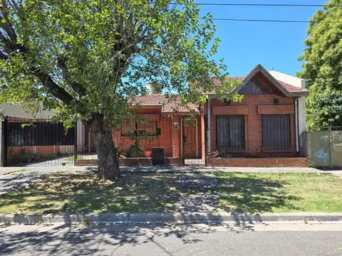 ALQUILER CASA 4 AMBIENTES JARDIN COCHERA