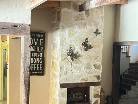Casa 8 ambientes con 4 baños