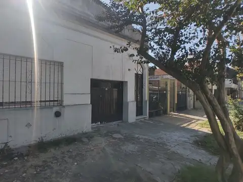 Casa 9 ambientes con 3 baños