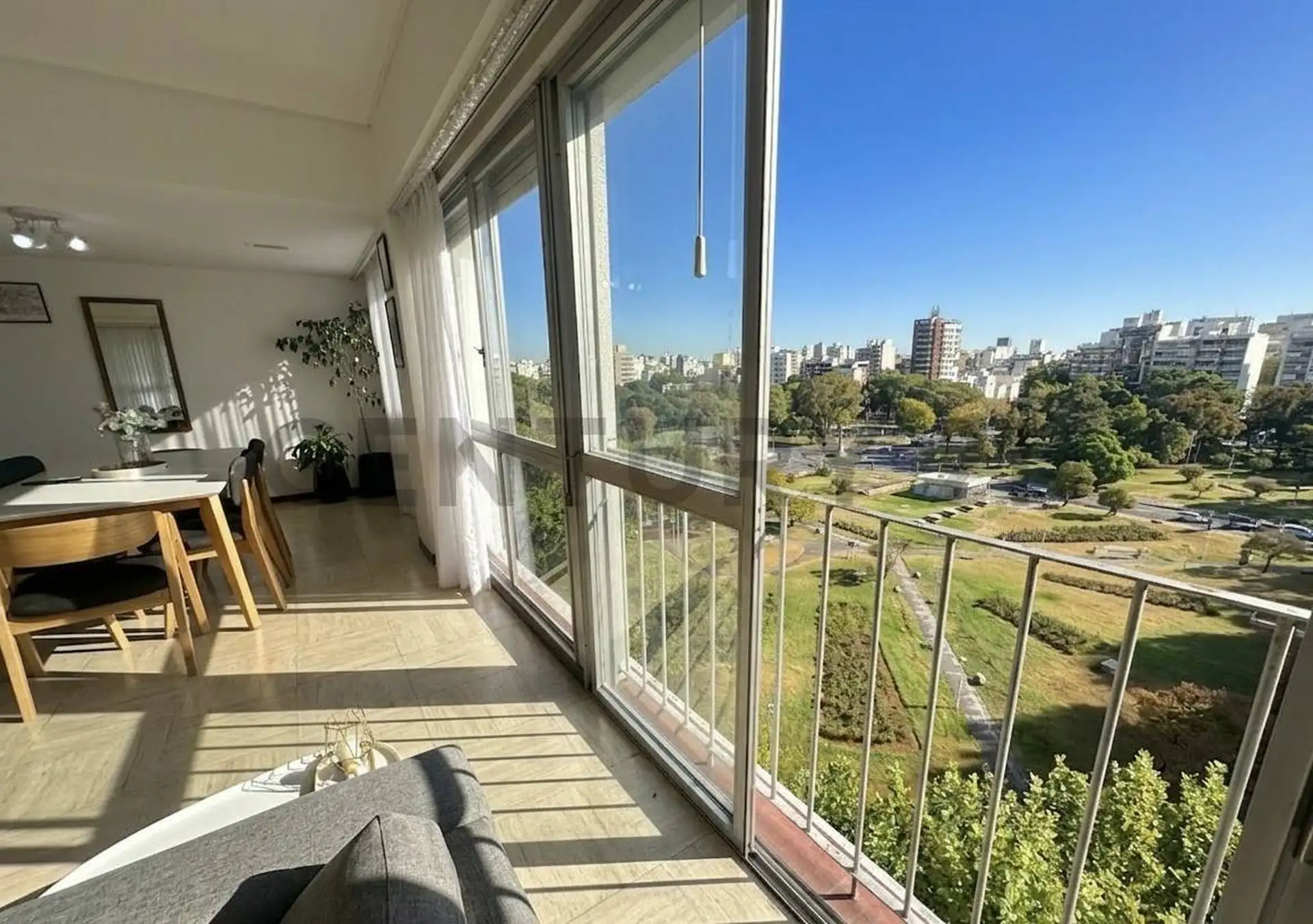Semipiso 4 ambientes c/cochera con vista a la Plaza Mitre
