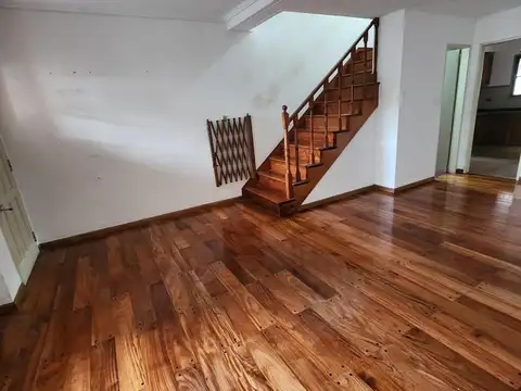 Casa en Alquiler con 1 cochera