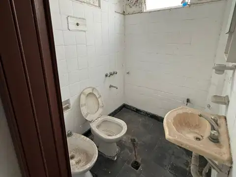 Casa en  Venta Multifamiliar - 7 ambientes - 6 dormitorios   deposito galpon - Vicente Lopez Villa M