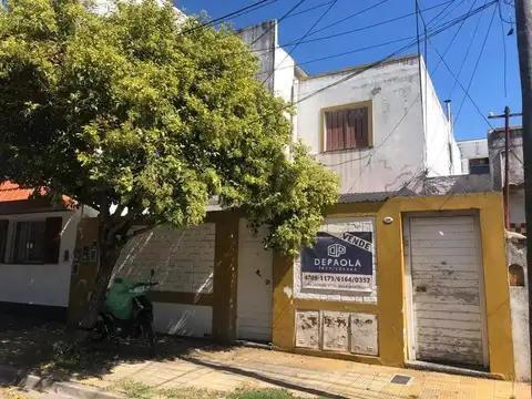 Casa en  Venta Multifamiliar - 7 ambientes - 6 dormitorios   deposito galpon - Vicente Lopez Villa M