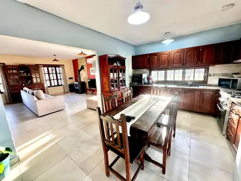 Casa 7 ambientes con 2 baños