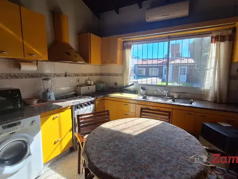 Casa 5 ambientes en venta. Banfield