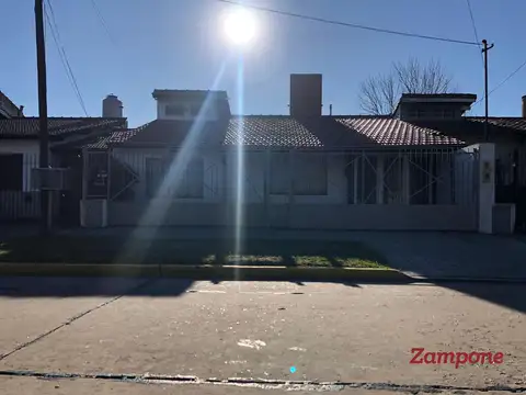 Casa 5 ambientes en venta. Banfield