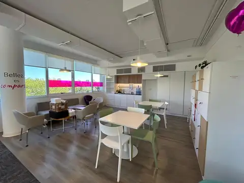 Oficina a metros de Libertador y Gral. Paz. Excelentes ventanales con vistas panoramicas