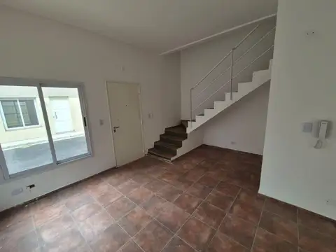 Depto Tipo Casa en Alquiler de 3 ambientes