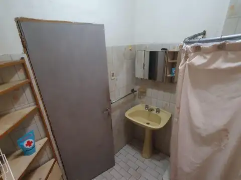 Casa 3 ambientes con garage mas dpto de 2 ambientes al fondo