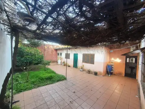 Casa 3 ambientes con garage mas dpto de 2 ambientes al fondo