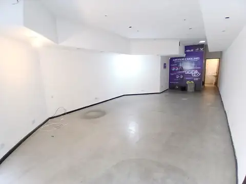 EXCELENTE LOCAL EN INMEJORABLE UBICACIÓN.-