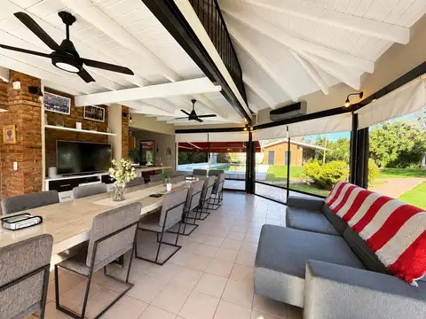 VENTA - Casa de tres dormitorios con quincho y pileta. 1700 m2 de terreno. Roldan