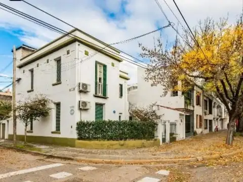 VENTA CASA AVENIDA FRANCIA 2400 ESQUINA TRES DORMITORIOS PLANTA ALTA