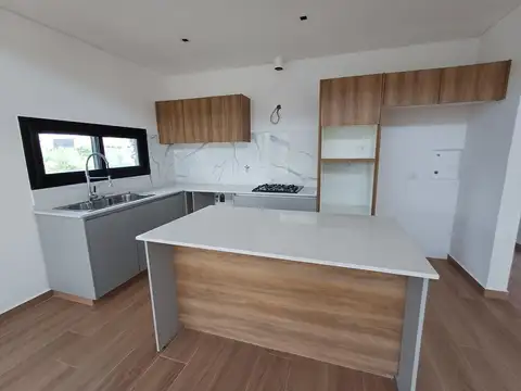 Casa en Alquiler en Pilar del Este - Santa Lucia, USD 1.400