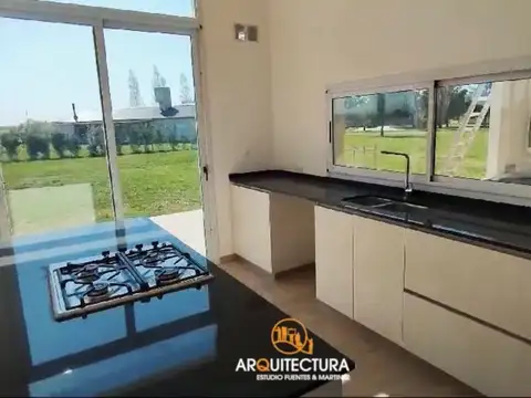 Casa en Venta con 4 cocheras