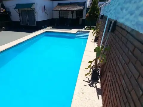 Casa Apta Crédito con Pileta y Jardín en Villa Centenario