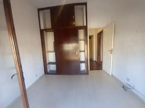 venta de casa de dos plantas con quincho y cocheras en Wilde