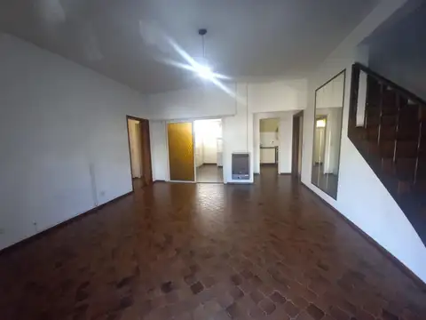 venta de casa de dos plantas con quincho y cocheras en Wilde