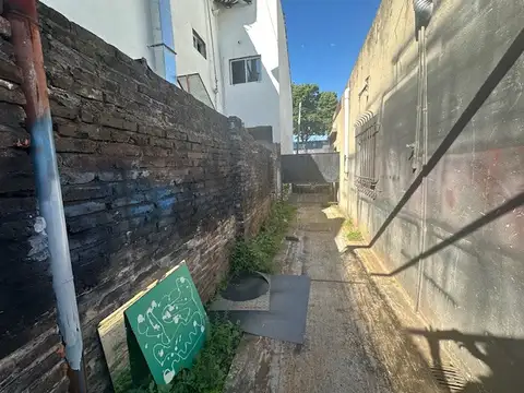 Casa en Venta con Galpon Atras Buena Ubicación Munro